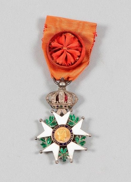 FRANCE
ORDRE DE LA LÉGION D’HONNEUR, institué en 1802. 
Étoile de chevalier époque Second Empire.
Argent, or, émail (éclats aux pointes). Ruban à rosette d’officier.
Poids brut : 22 g
T.B.