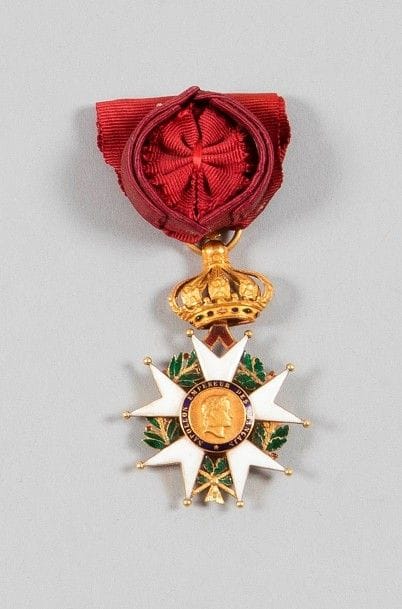 FRANCE
ORDRE DE LA LÉGION D’HONNEUR, institué en 1802. 
Étoile d’officier Second Empire.
Or, émail, ruban à rosette.
Poids brut : 22 g
T.B.