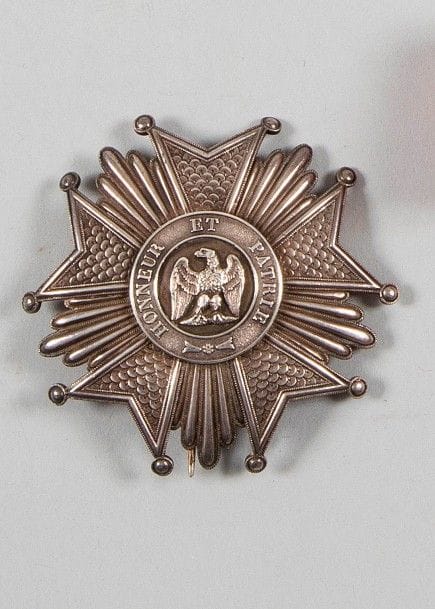 FRANCE
ORDRE DE LA LÉGION D’HONNEUR, institué en 1802.
Plaque de grand officier d’époque Second Empire. 
En argent, centre en trois parties. Dos à deux crochets et attache basculante. 
Diam : 7,9 cm - Poids brut : 52 g
T.T.B.