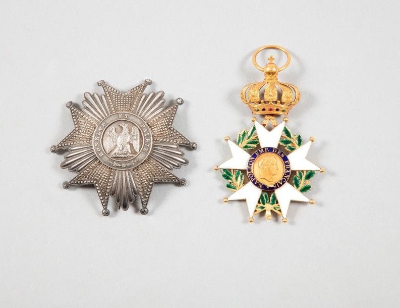 FRANCE
ORDRE DE LA LÉGION D’HONNEUR, institué en 1802. 
Ensemble de Grand Croix comprenant : 
- Bijou de Grand Croix, d’époque Second Empire. 
Or et émail (éclats et cheveux). Poinçon de Ouizille Lemoine. 
Diam : 10 cm - Poids brut : 66 g 
T.B.
- Plaque de Grand Croix, d’époque Second Empire. 
En argent, à branches travaillées à pointes de diamant. Poinçon tête de sanglier sur le crochet. Marque du fabricant « OUZILLE LEMOINE JOAILLIERS BIJOUTIERS DE LA LÉGION D’HONNEUR RUE DU BAC N°1 PARIS ». 
Diam : 8,6 cm - Poids brut : 68 g
SUP.