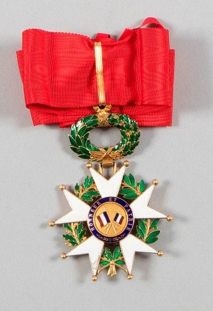 FRANCE
ORDRE DE LA LÉGION D’HONNEUR, institué en 1802. 
Étoile de commandeur d’époque IIIe République. 
Or et émail (éclat et manque). Cravate. Poinçon tête d’aigle. 
Ht : 8,5 cm - Poids brut : 44 g 
T.B.