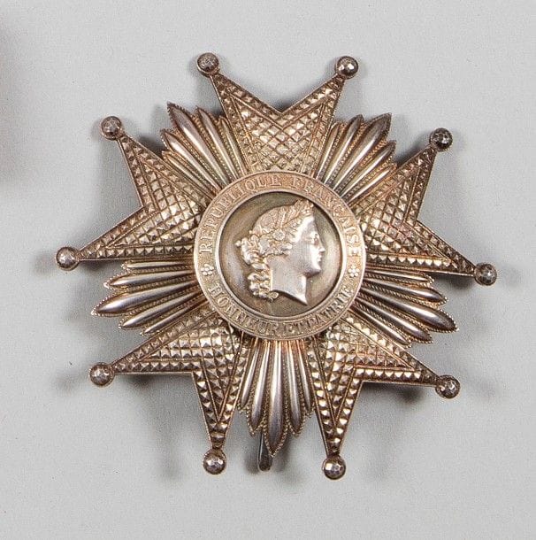 FRANCE
ORDRE DE LA LÉGION D’HONNEUR, institué en 1802.
Plaque de grand officier d’époque IVe République. 
En argent travaillé à pointes de diamant. Dos à deux crochets et attache basculante. Poinçon de la monnaie de Paris. 
Diam : 9,5cm - Poids brut : 102 g
SUP.