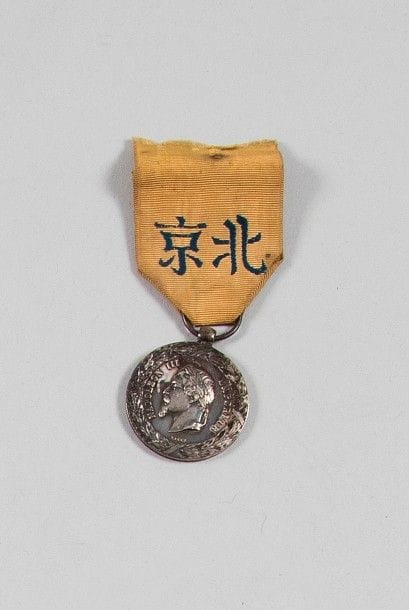 FRANCE
Médaille de la Campagne de Chine, par Barre. 
Argent. Ruban tissé. 
Diam : 3 cm
SUP.