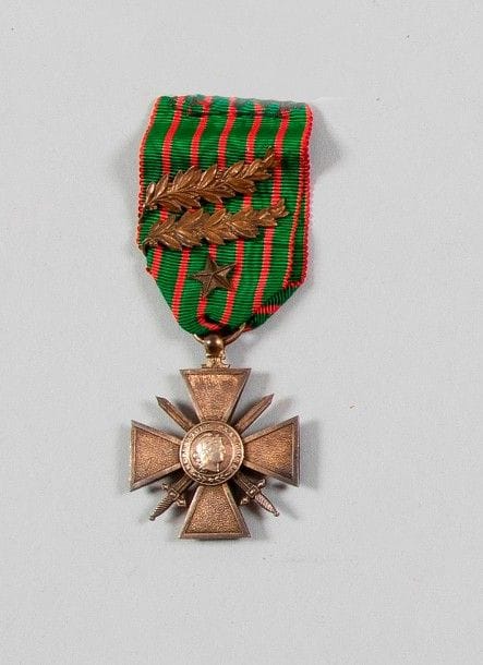 FRANCE
CROIX DE GUERRE, 1914-1915.
En vermeil. Ruban à deux palmes et une étoile. Poinçon d’orfèvre Chobillon sur l’anneau. 
Ht : 3,6 cm - Poids brut : 22 g
SUP.