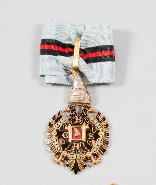 ALBANIE
ORDRE DE LA FIDÉLITÉ, fondé en 1926.
Insigne de commandeur. 
En vermeil et émail. Cravate. Poinçon de titre 925, marque du fabricant Gardino à Rome.
Ht : 8,8 cm - Poids brut : 50 g
SUP.