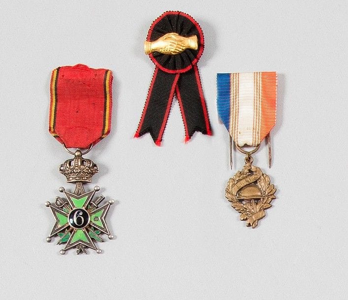 BELGIQUE
Médaille des anciens militaires du 6e de ligne. 
En métal argenté, doré et émail (éclats). Ruban ancien. Fabrication Fisch à Bruxelles. 
Ht : 6 cm 
On joint deux médailles et insignes d’anciens combattants. 
T.B.