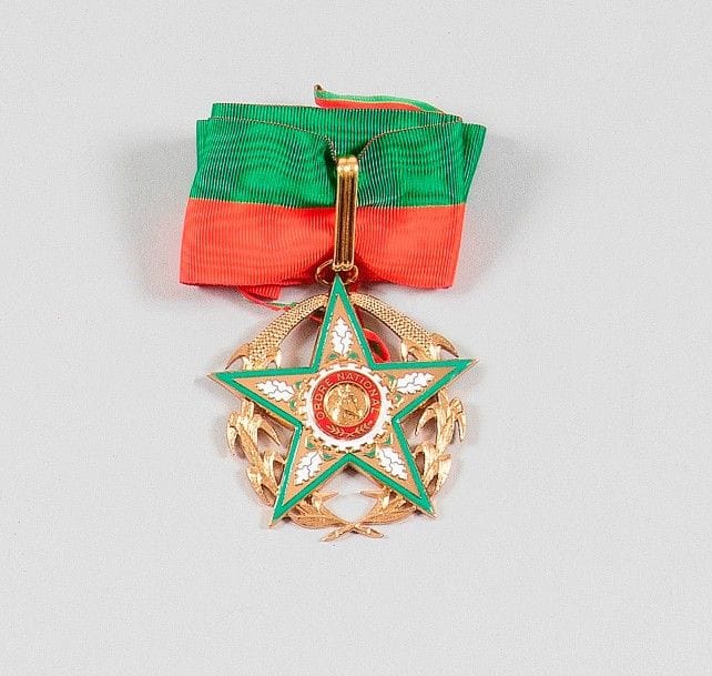 BURKINA FASO 
ORDRE NATIONAL, créé en 1961. 
Étoile de commandeur. 
Bronze doré et émail. Cravate. 
SUP. Fabrication d’Arthus Bertrand.
