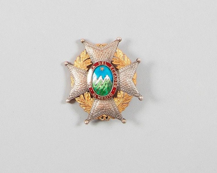 ÉQUATEUR
ORDRE DU MÉRITE NATIONAL, fondé en 1921.
Plaque de grand officier ou de Grand-Croix. 
En argent, vermeil et émail. Dos à attache basculante poinçonné. 
Diam : 8 cm - Poids brut : 68 g
SUP.