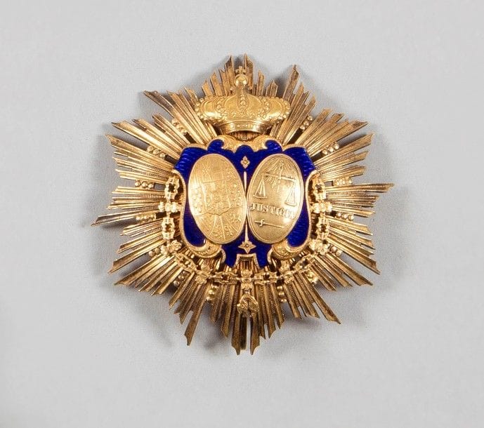ESPAGNE
ORDRE DE LA JUSTICE.
Plaque de Grand-Croix. 
En vermeil et émail (petits défauts de fabrication). Dos à deux crochets et attache basculante. 
Diam : 8,4 cm - Poids brut : 76 g
T.T.B.