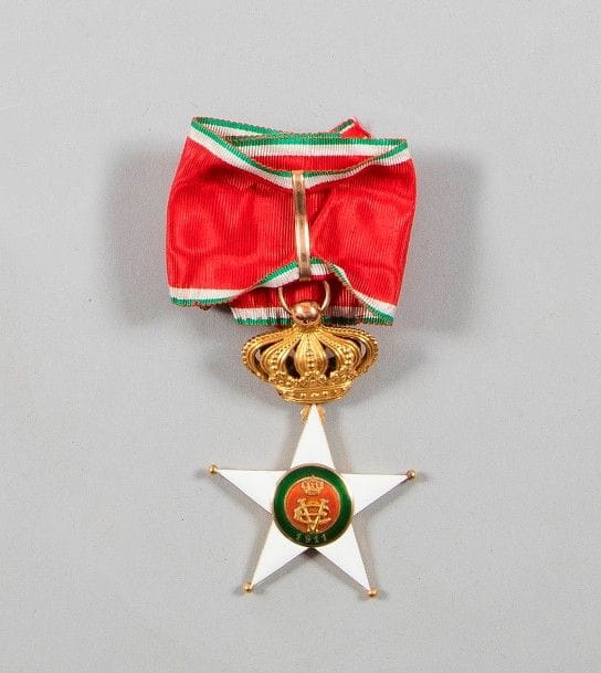 ITALIE 
ORDRE COLONIAL DE L’ÉTOILE D’ITALIE, fondé en 1914. 
Étoile de commandeur. 
Or et émail. Cravate. 
Ht : 7,5 cm - Poids brut : 15 g 
Dans son écrin « Unione militare Roma », frappée au chiffre du roi Victor Emmanuel. 
T.T.B. (Couronne non surmontée d’une croix).