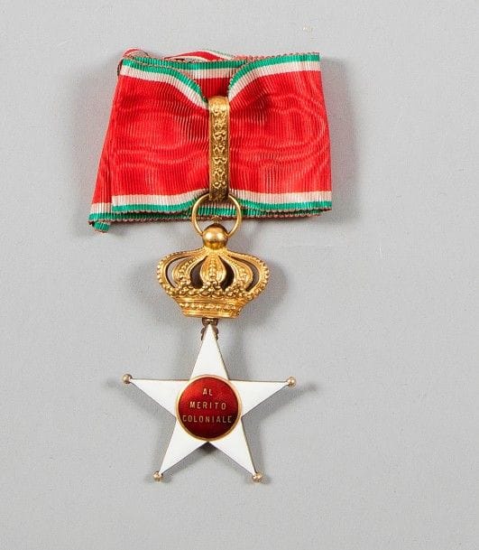 ITALIE 
ORDRE COLONIAL DE L’ÉTOILE D’ITALIE, fondé en 1914.
Étoile de commandeur.
En vermeil, à couronne en bronze doré et émail. Cravate. 
Ht : 8 cm - Poids brut : 32 g
SUP.