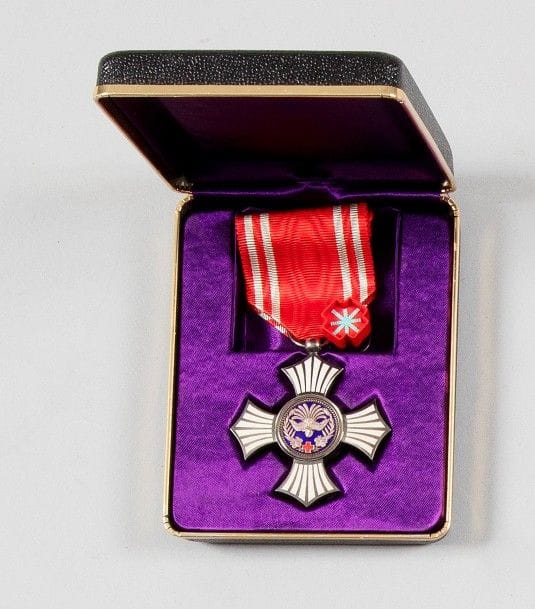 JAPON 
ORDRE DU MÉRITE DE LA CROIX ROUGE. 
Étoile en argent et émail. Ruban. Dans sa boîte avec boutonnière. 
Ht : 5,5 cm - Poids brut : 32,8 g
SUP.