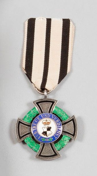 PRUSSE
ORDRE DE LA MAISON DE HOHENZOLLERN, fondé en 1851.
Croix de chevalier à titre civil. 
En argent, or et émail. Ruban.
Ht : 4,4 cm - Poids brut : 24 g
SUP.
