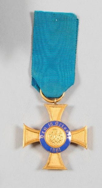 PRUSSE
ORDRE DE LA COURONNE ROYALE, fondé en 1861.
Croix de chevalier, à titre civil. 
En bronze doré et émail. Ruban ancien. 
Ht : 4 cm 
SUP.