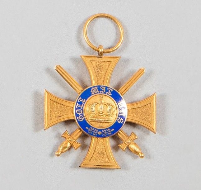 PRUSSE
ORDRE DE LA COURONNE ROYALE, fondé en 1861.
Croix de chevalier, à titre militaire. 
En bronze doré et émail. 
Ht : 4,7 cm
SUP.