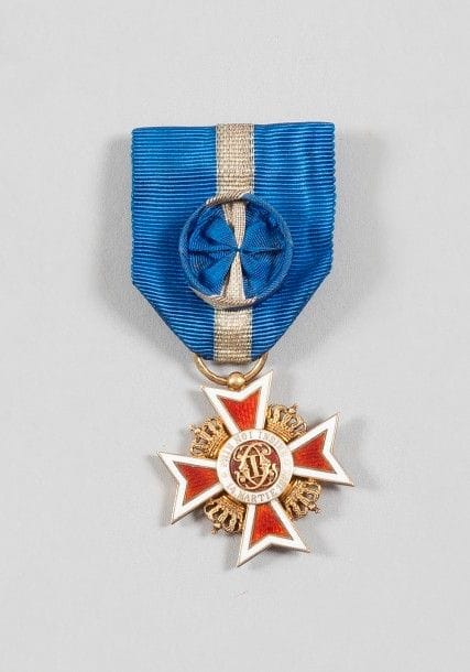 ROUMANIE
ORDRE DE LA COURONNE, fondé en 1881.
Étoile d’officier du IIe type.
En vermeil et émail. Ruban à rosette. Nombreux poinçons sur l’anneau dont celui du fabricant Resch. 
Ht : 3,6 cm - Poids brut : 20 g
SUP.