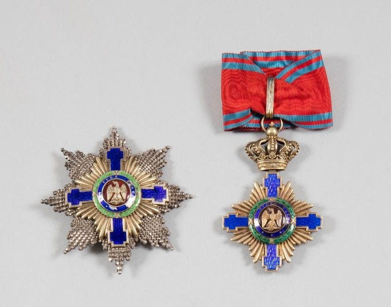 ROUMANIE
ORDRE DE L’ÉTOILE DE ROUMANIE, fondé en 1877.
Ensemble de grand officier du Ier type, à titre civil comprenant : 
- Croix de commandeur.
Vermeil et émail (petits éclats au revers de la légende). Cravate. 
Ht : 9,5 cm - Poids brut : 56 g
- Plaque.
Argent travaillé à pointes de diamant repercé, vermeil et émail (éclats au centre). Dos à attache basculante. Marque du fabricant Joseph Resch Fils à Bucarest. 
Diam : 9,4 cm - Poids brut : 90 g
T.B.