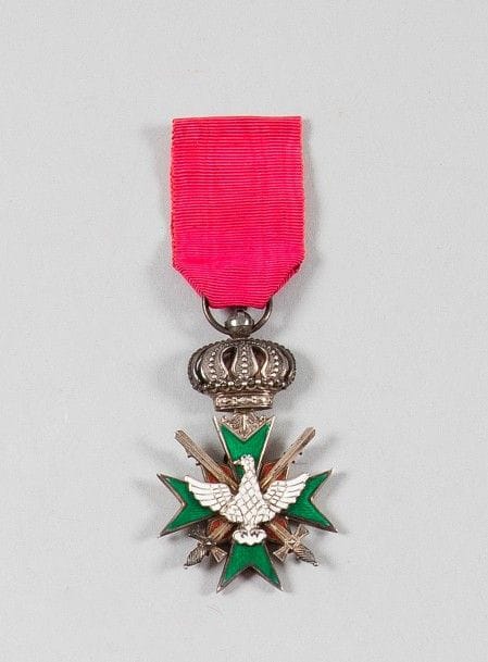 SAXE
ORDRE DU FAUCON BLANC (ou DE LA VIGILANCE), fondé en 1732. 
Croix de chevalier à titre militaire. 
En argent et émail (petits éclats). Ruban.
Ht : 6 cm - Poids brut : 20 g
T.T.B