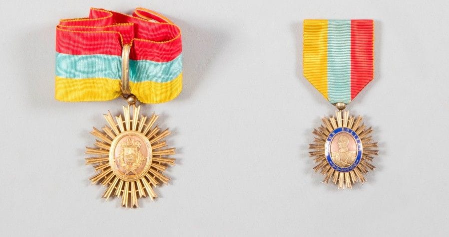 VENEZUELA
ORDRE DE SIMON BOLIVAR, fondé en 1880.
Deux décorations : 
- Étoile de commandeur. 
En vermeil et émail. Cravate. Poinçon tête de sanglier. 
Ht : 5,9 cm - Poids brut : 30 g
- Étoile de chevalier. 
En vermeil et émail. Ruban. Poinçon tête de sanglier. 
Ht : 4,4 cm - Poids brut : 16 g
SUP.