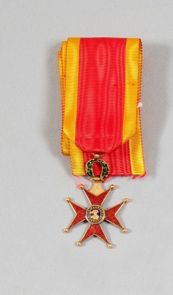 VATICAN
ORDRE DE ST GRÉGOIRE LE GRAND, fondé en 1831
Étoile de chevalier, réduite. 
En or (bas titre) et émail (manques). Long ruban. 
Ht : 5 cm - Poids brut : 10 g 
T.B.
