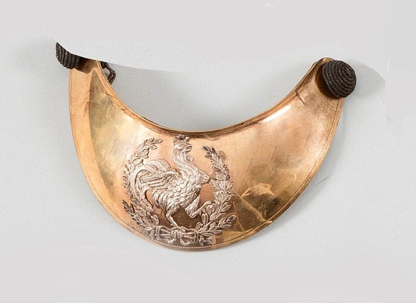 Hausse-col d’officier d’infanterie 1830 / 1852.
Plateau en laiton doré. Motif en argent au coq entouré de branches de laurier. Doublé de basane. Avec ses deux boutons.
B.E. 
Référence : Le Hausse-col français, par Bertrand Malvaux et Michel Petard. Edition du Canon. N°199.