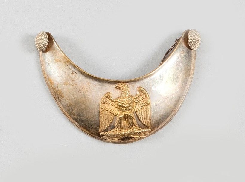 Hausse-col d’officier supérieur des troupes à pied de la Garde nationale.
Plateau en laiton argenté. Motif en laiton doré à l’aigle sur foudres. Avec ses deux boutons.
B.E. Époque Présidence.
Référence : Le Hausse-col français, par Bertrand Malvaux et Michel Petard. Edition du Canon. N°244.