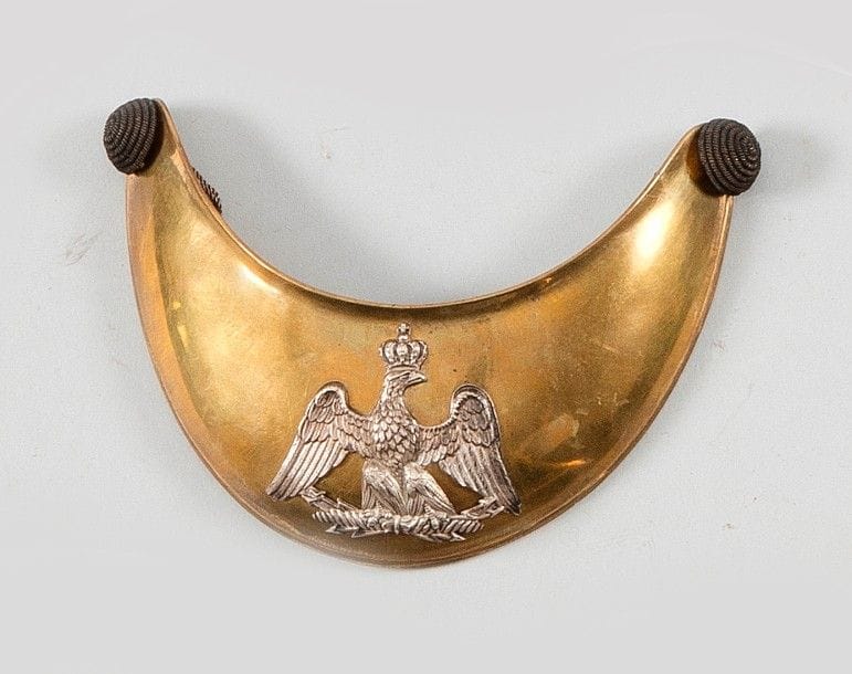 Hausse-col d’officier des troupes à pied.
Plateau en laiton doré. Motif en argent à l’aigle couronnée sur foudres. Avec ses deux boutons.
B.E. Second Empire (à partir du 2 décembre 1852).
Référence : Le Hausse-col français, par Bertrand Malvaux et Michel Petard. Edition du Canon. N°258.