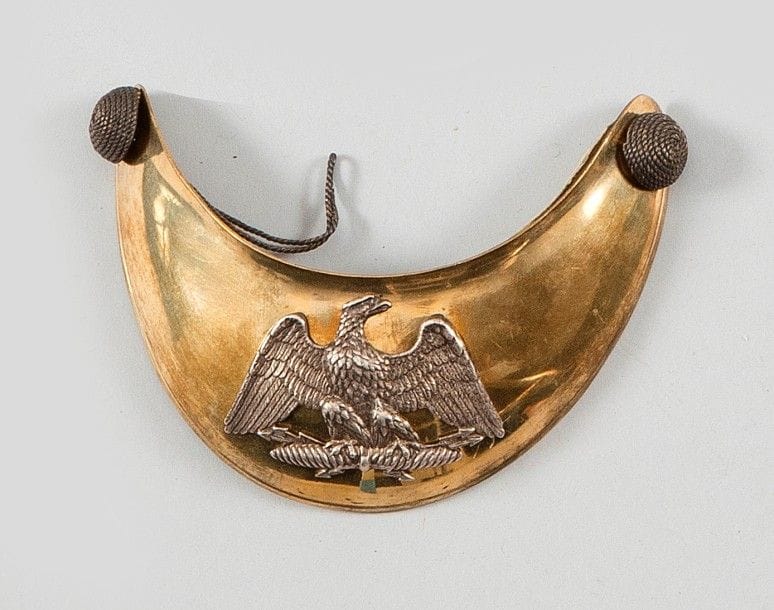 Hausse-col d’officier des troupes à pied.
Plateau en laiton doré. Motif en argent à l’aigle aux ailes déployées. Avec ses deux boutons.
B.E. Époque Présidence.
Référence : Le Hausse-col français, par Bertrand Malvaux et Michel Petard. Edition du Canon. N°240.