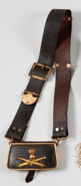 Giberne d’artillerie d’officier petite tenue.
Coffret en cuir noir. Motif aux canons croisés sous grenade et jonc en laiton doré. Bandoulière en cuir à boucle et garnitures en laiton.
A.B.E. Époque Second Empire / IIIe République.