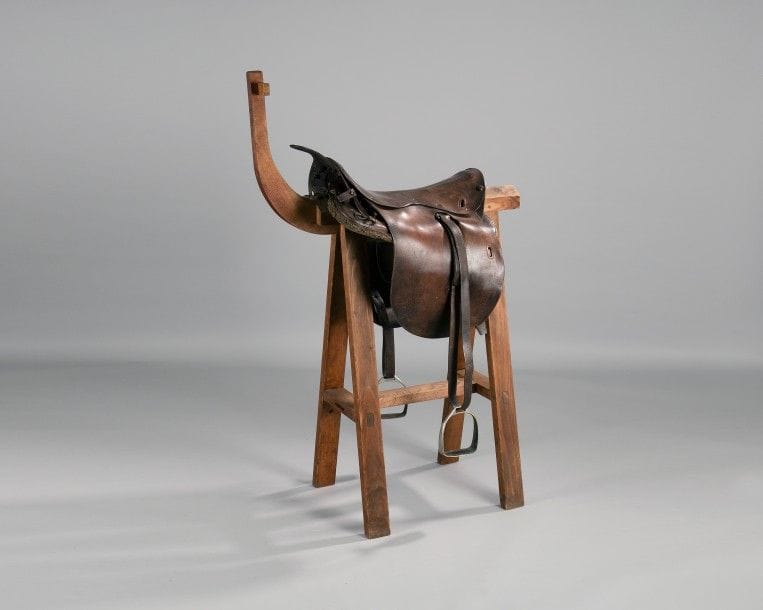 Selle de gendarmerie belge. 
En cuir brun, avec étrier en fer. 
A.B.E. Fin XIXe siècle.