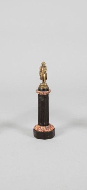 L’Empereur Napoléon Ier
Statuette en laiton, sur piédestal en marbre noir cannelé (accident). 
Ht : 23 cm 
A.B.E. XIXe siècle.