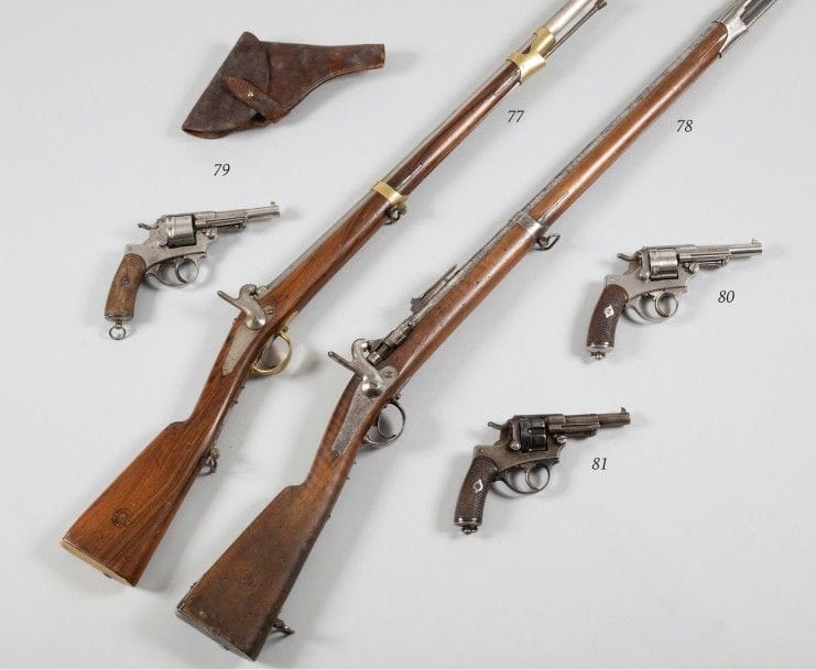 Mousqueton de gendarmerie modèle 1842.
Canon rond poinçonné au tonnerre et daté « 1850 ». Queue de culasse marquée « Modèle 1842 ». Platine arrière gravée « Mre Nle de Saint Etienne ». Garnitures en laiton. Baguette en fer. Crosse en noyer avec tampon et cheville, « MN » et matricule.
B.E.