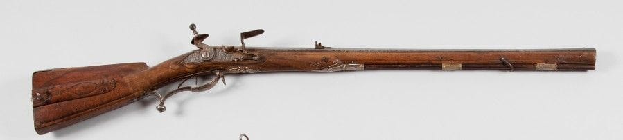 Carabine de chasse à silex.
Canon à pans avec hausse. Platine et chien à corps plat ciselés. Garnitures en laiton argenté ciselé et découpé. Crosse en noyer avec tiroir sculpté. Baguette en bois.
E.M. Allemagne. Vers 1720 / 1740.