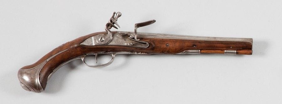Pistolet à silex.
Canon rond à pans au tonnerre. Platine signée « J. Penel L’aisné » et chien col de cygne à corps plats gravés. Crosse en noyer. Garnitures en fer découpé. Baguette en bois.
A.B.E. Vers 1780.