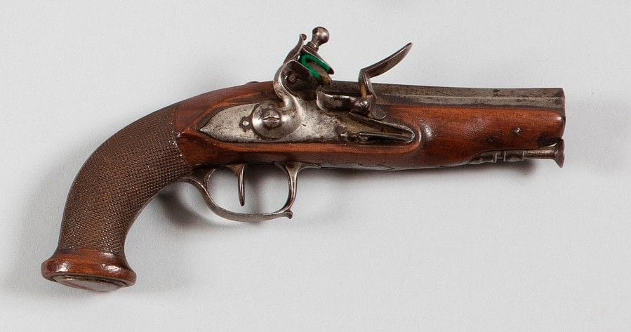 Petit pistolet à silex de voyage ou d’officier.
Canon à pans tromblonné à la bouche, poinçonné au tonnerre de « Leclerc ». Platine et chien col de cygne à corps ronds. Garnitures en fer découpé uni. Monture à long fût. Crosse finement quadrillée.
B.E. Époque Directoire-Consulat.