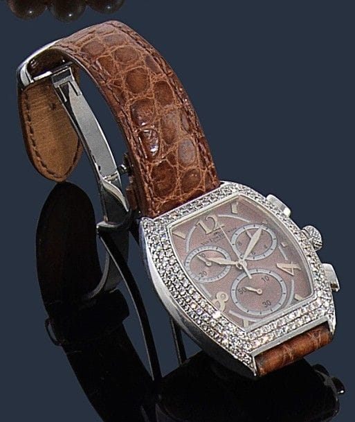 VAN DER BAUWEDE. 
Montre en acier et argent, modèle Magnum XS, calibre 65, chronograph, cadran tonneau entièrement pavé de diamants, fond satiné, bracelet cuir à boucle déployante, mouvement quartz. Signée et numérotée 476 002 1395. 
Poids brut : 71 g