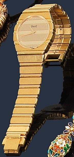 PIAGET.
Montre de dame en or jaune 18K (750‰) lisse et brossé, cadran rond, index pointé, bracelet ruban d’or jaune 18K. Années 1990. Signée et numérotée 761C701 343388. 
Longueur :16 cm environ. Poids brut : 90,2 g (remontoir à replacer)