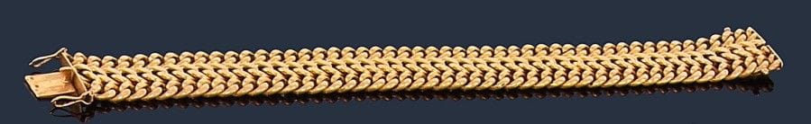 Bracelet ruban en or jaune 18K (750‰) tressé. 
Dimensions : 20 x 1,8 cm environ. Poids : 35,9 g