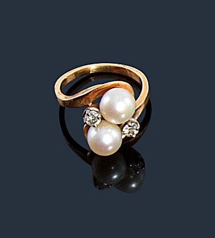 Bague en or jaune 18K (750‰), ornée de deux perles de culture et de 2 diamants de taille ancienne. Tour de doigt : 53. Poids brut : 6,8 g (chocs)