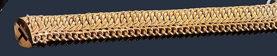 Bracelet ruban en or jaune 18K (750‰) tressé. 
Longueur : 20 cm environ. Poids : 51,5 g