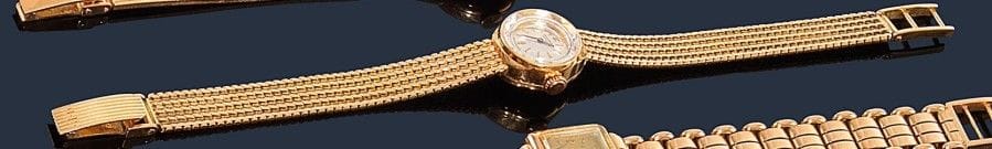 MOVADO.
Montre de dame en or jaune 18K (750‰), cadran rond, fond satiné, index bâtons, mouvement mécanique, bracelet ruban d’or jaune. 
Longueur : 16,5 cm environ. 
Poids brut : 27,8 g