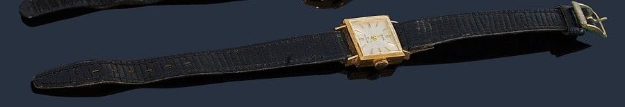 Montre de dame en or jaune 18K (750‰), cadran carré, fond satiné, index bâtons, bracelet cuir boucle ardillon, mouvement mécanique. 
Poids brut : 12,8 g 
(remontoir métal)
