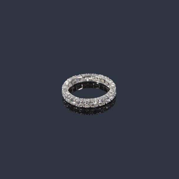 Alliance en platine, entièrement sertie de diamants. 
Tour de doigt : 53. 
Poids brut : 3,6 g