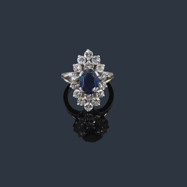 Bague marquise en fils d’or gris 18K (750‰) et de platine, centrée d’un saphir de forme ovale entouré de 16 diamants de taille moderne.
Tour de doigt : 48/49.
Poids brut : 7,6 g