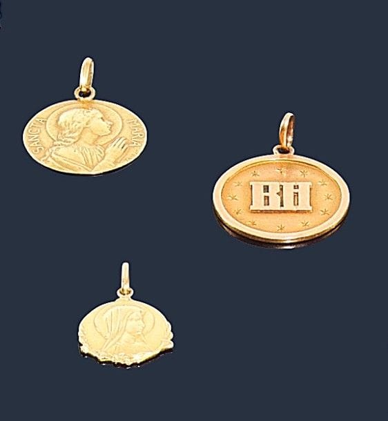 Lot de 5 médailles en or jaune 18K (750‰). 
Poids : 23,1 g