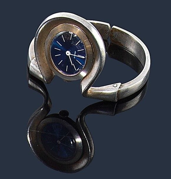 Morabito.
Montre-bracelet de dame en argent, cadran ovale, fond bleu, index bâtons, mouvement mécanique. Travail des années 1970. Signée. 
Poids brut : 51,7 g