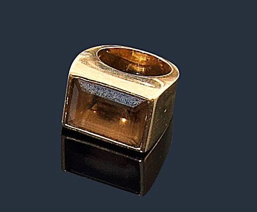 Bague chevalière en or jaune 18K (750‰), ornée d’un quartz fumé. 
Tour de doigt : 53. Poids brut : 25,2 g