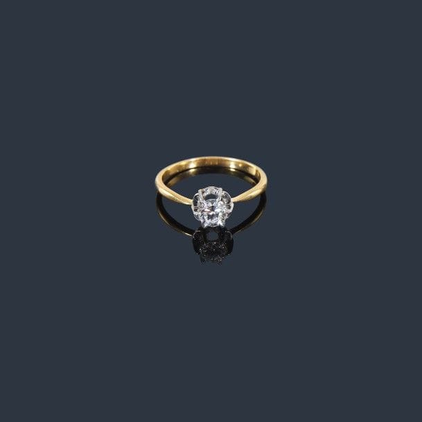 Bague en or jaune et gris 18K (750‰), ornée d’un diamant pesant environ 0,40 ct. 
Tour de doigt : 54. Poids brut : 2,4 g