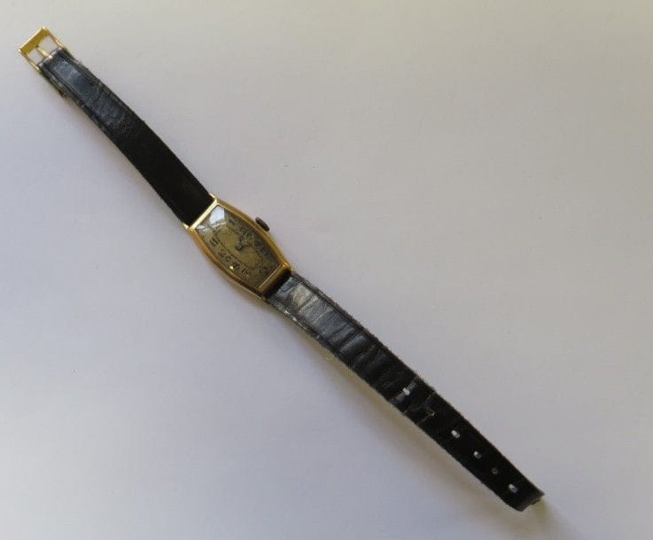 Montre de dame en or jaune 18K (750‰), mouvement mécanique. Travail français des années 1930. 
Poids brut : 14,8 g 
(remontoir métal, mouvement à réviser)
