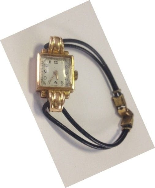Montre de dame en or jaune 18K (750‰), cadran carré, index chiffres arabes, mouvement quartz rapporté. 
Poids brut : 14,4 g